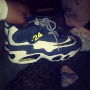 Blue and White Griffies